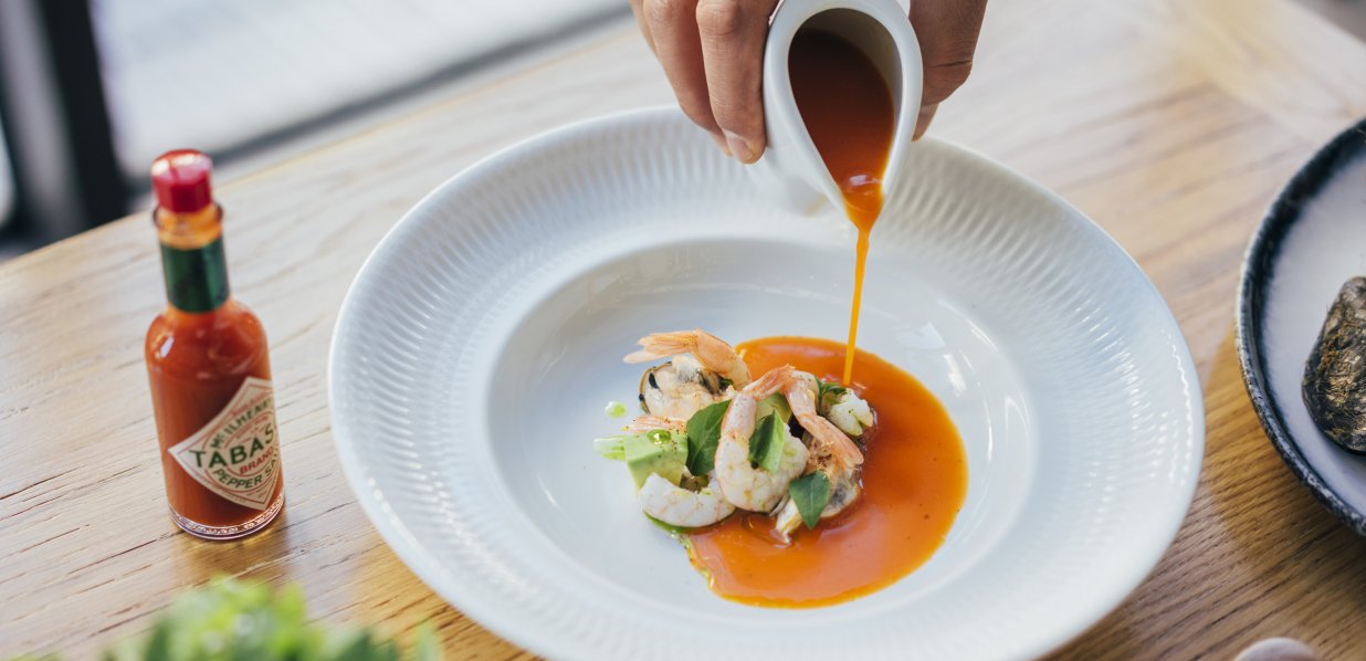 Reúne a tus amigos o familia en torno a una riquísima receta para compartir de sopa picante de mariscos con Tabasco® Rojo. 