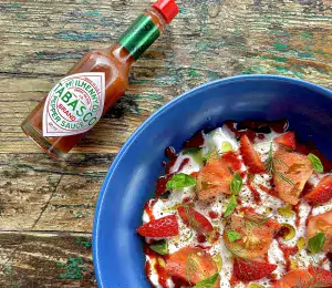 ensalada de burrata, tomates y fresas, con el toque picante de Salsa Tabasco Rojo