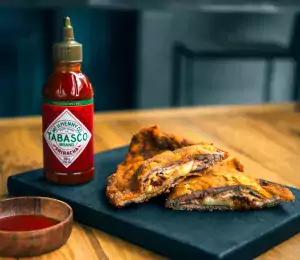 Cachopo de lacón y queso con salsa Tabasco® Sriracha