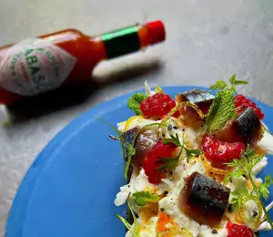 Tosta de mozzarella, frambuesas y sardinas con Tabasco® Rojo