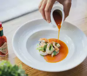 Reúne a tus amigos o familia en torno a una riquísima receta para compartir de sopa picante de mariscos con Tabasco® Rojo. 
