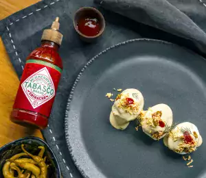 Huevos rellenos con salsa Sriracha de Tabasco